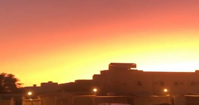 كأنها يوم القيامة شروق الشمس قبل موعدها في السعودية والشفق الأحمر يثير