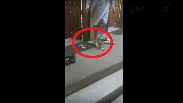 بالفيديو : شاهد غيرة هذا الشاب اليمني المغترب في السعودية حين رآى العلم اليمني موضوعا على الأحذية..!!
